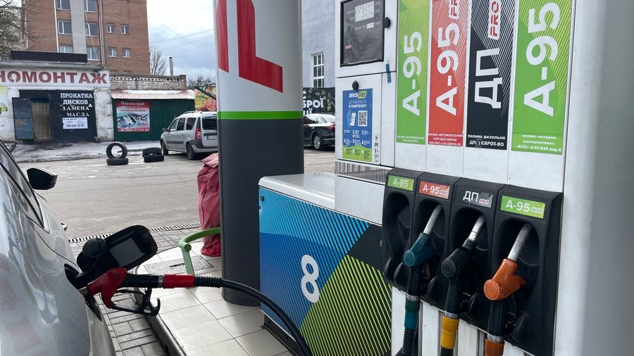 «Продолжалось подорожание»: в Нацбанке объяснили, почему цены на АЗС не упали после удешевления нефти
