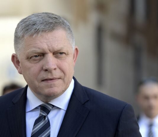 У Зеленского рассказали, какой сигнал Фицо повез Путину
