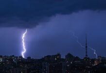 Киев будет штормить всю ночь, синоптики предупреждают о граде и шквалах