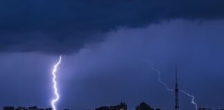 Киев будет штормить всю ночь, синоптики предупреждают о граде и шквалах