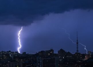 Киев будет штормить всю ночь, синоптики предупреждают о граде и шквалах