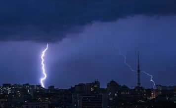 Киев будет штормить всю ночь, синоптики предупреждают о граде и шквалах