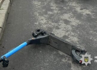 В Одессе авто сбило подростка на самокате: парня забрали в больницу