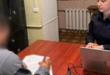 В Одессе мужчина выломал зеркало полицейского авто: ему объявили подозрение