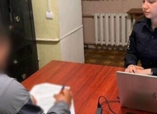 В Одессе мужчина выломал зеркало полицейского авто: ему объявили подозрение