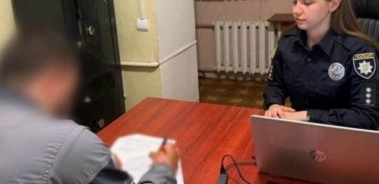 В Одессе мужчина выломал зеркало полицейского авто: ему объявили подозрение