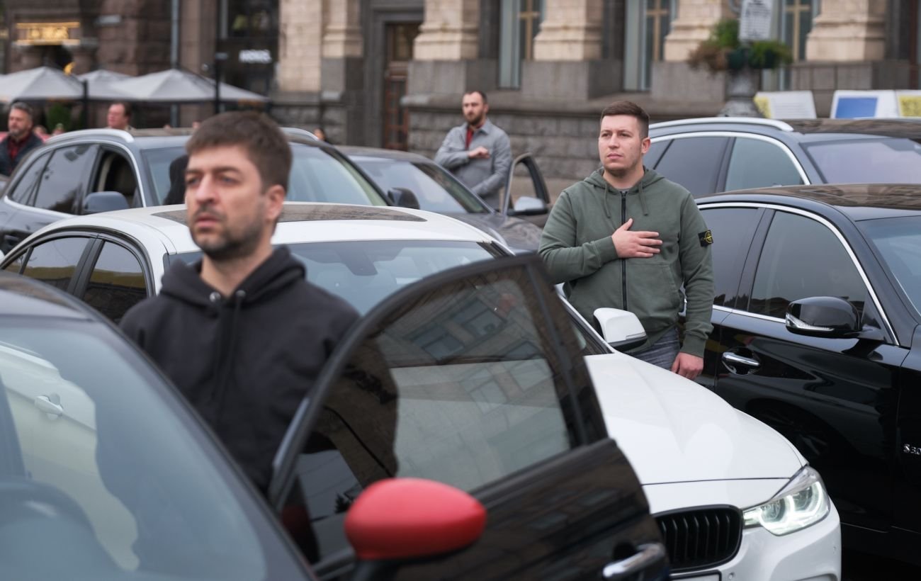 Минуту молчания теперь будут объявлять через громкоговорители по всей Украине