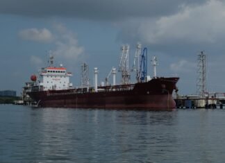 ЕС рассматривает замораживание ценового потолка на российскую нефть, — Bloomberg