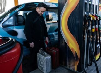 Оккупированный Севастополь остался без бензина