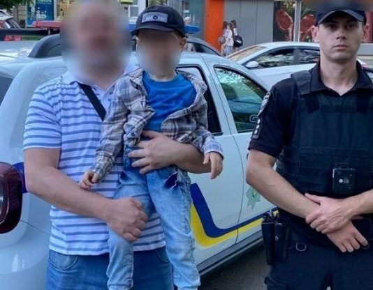 В Одессе патрульные разыскали потерявшегося в парке мальчика