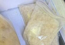 В Одессе патрульные остановили авто с пакетами вероятных наркотиков