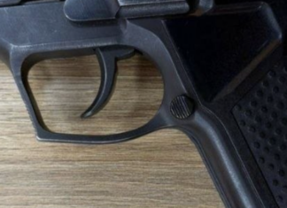 В Одессе мужчина с оружием ворвался в пиццерию после выстрелов на улице