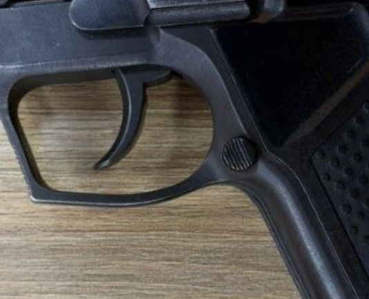 В Одессе мужчина с оружием ворвался в пиццерию после выстрелов на улице