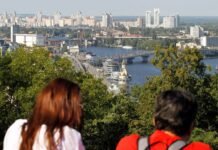 Средняя зарплата превысила 30 тысяч гривен: где платят больше всего