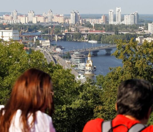 Средняя зарплата превысила 30 тысяч гривен: где платят больше всего