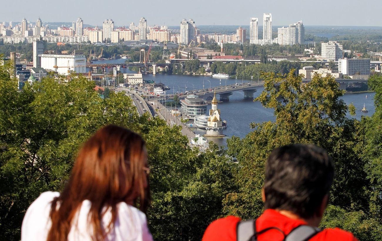 Средняя зарплата превысила 30 тысяч гривен: где платят больше всего
