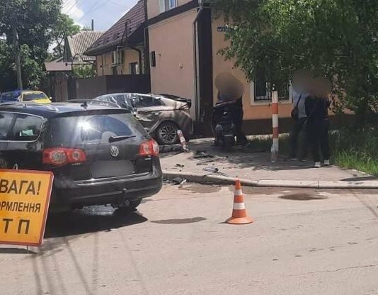 В Одесской области после столкновения авто сбило детей на тротуаре: детали