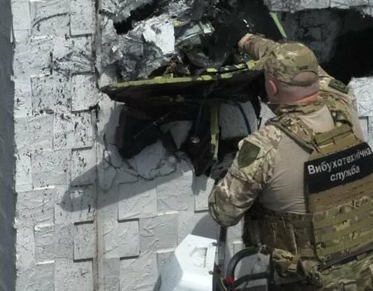 В Одессе дрон из 50 кг взрывчатки завис в стене 15 этажа, — ВИДЕО