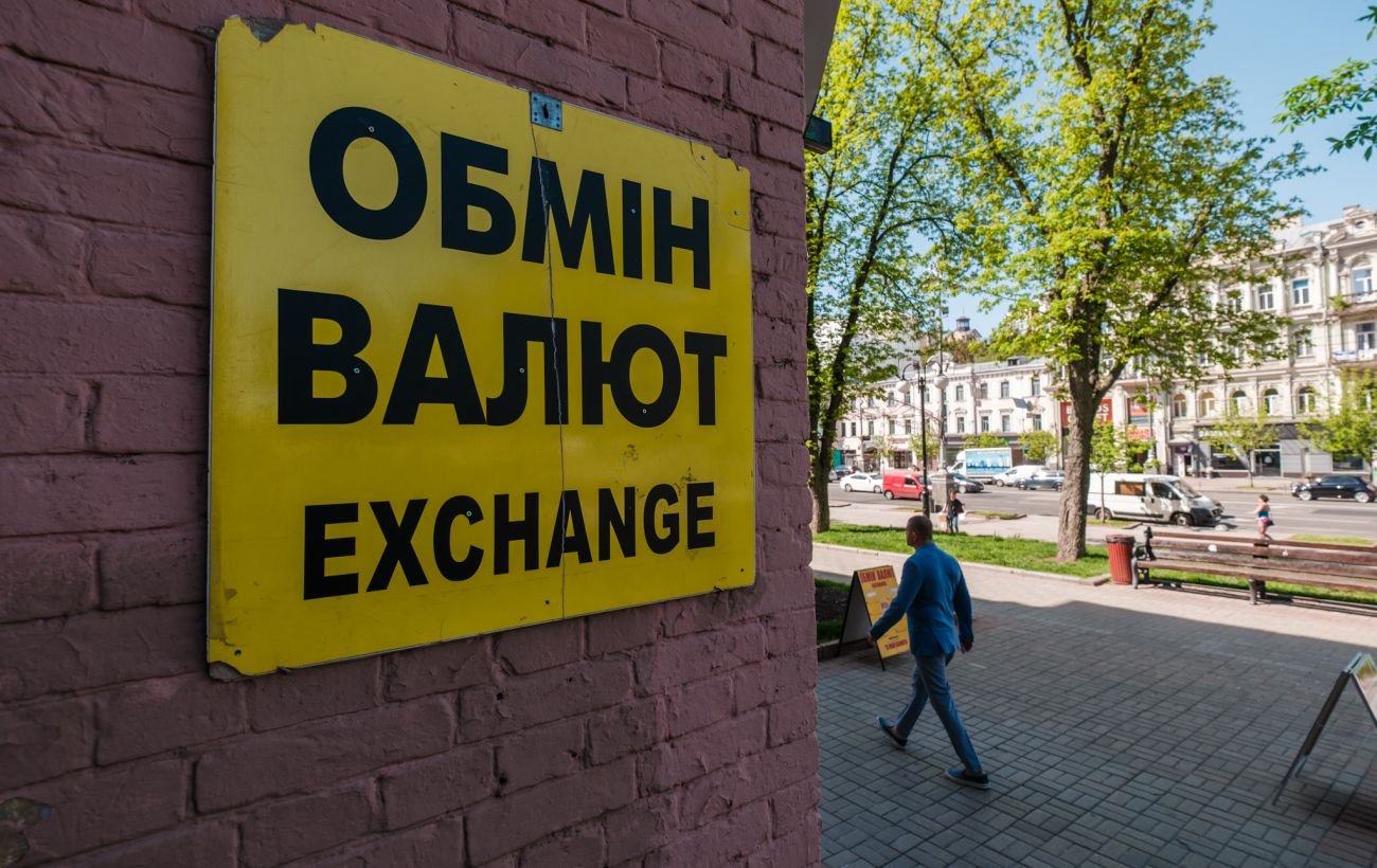 Доллар на рекорде в НБУ: что с курсом в банках и переписали ли обменники ценники 22 мая