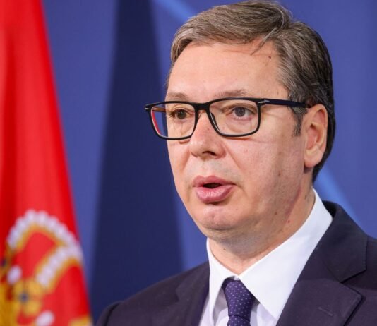Президент Сербии объявил о планах провести досрочные выборы в парламент
