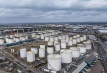 Bloomberg дал неутешительный прогноз по ценам на нефть на ближайший год