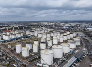 Bloomberg дал неутешительный прогноз по ценам на нефть на ближайший год