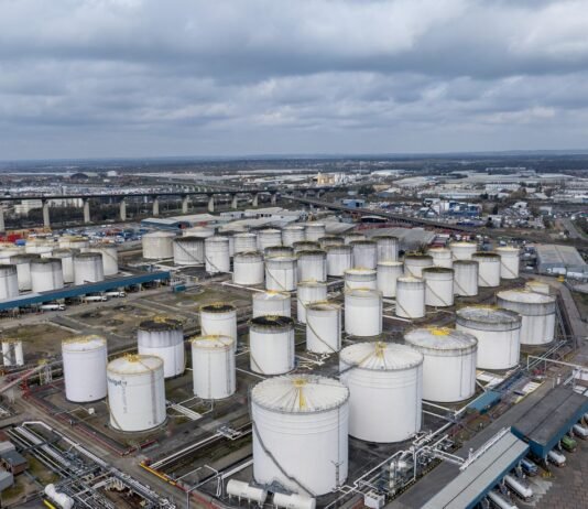 Bloomberg дал неутешительный прогноз по ценам на нефть на ближайший год