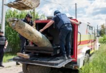 Упала на огород: в Харьковской области обезвредили 500-килограммовую российскую авиабомбу (фото)