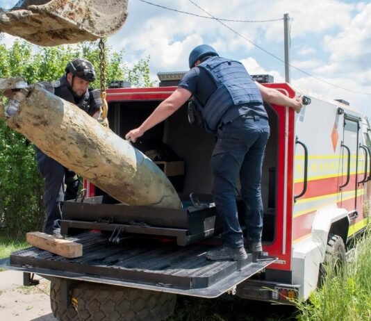 Упала на огород: в Харьковской области обезвредили 500-килограммовую российскую авиабомбу (фото)