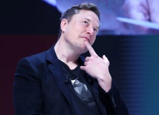 Илон Маск стал первым в мире долларовым триллионером