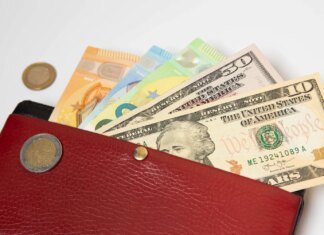 НБУ установил курс на 15 июня: доллар дешевеет