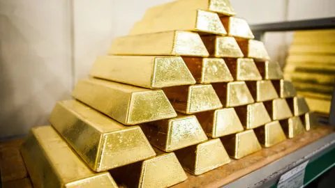 Золото удерживает позиции на фоне неопределенности вокруг переговоров США и Ирана