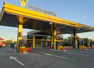 россия впервые за долгое время готовится к импорту бензина морским путем — Reuters