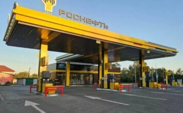россия впервые за долгое время готовится к импорту бензина морским путем — Reuters