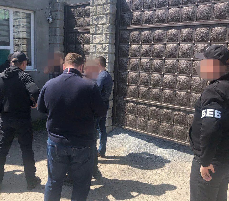 На табачном предприятии выявили неуплату налогов на 2,3 млрд грн — эксдиректору объявили подозрение