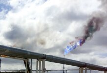 Казахстан сократил добычу нефти из-за остановки завода в РФ после атаки дрона — Bloomberg