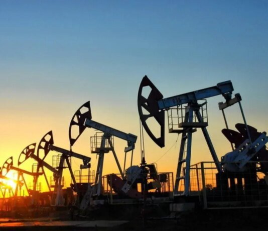 Цены на нефть могут зафиксировать самое большое квартальное падение с 2020 года на фоне ожиданий переговоров США и Ирана — Reuters