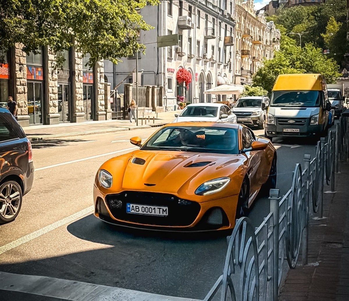 В Киеве засветился редкий «суперлегкий» Aston Martin мощностью более 700 сил (фото)
