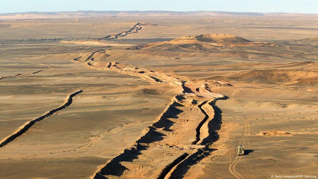 Миллионы боеприпасов, погребенных под песком: как выглядит самое длинное в мире минное поле (видео)