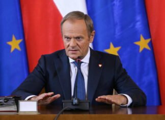 «Много вложили, чтобы преодолеть демонов прошлого»: Туск предупредил Киев из-за скандала с УПА
