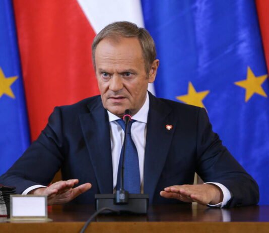 «Много вложили, чтобы преодолеть демонов прошлого»: Туск предупредил Киев из-за скандала с УПА