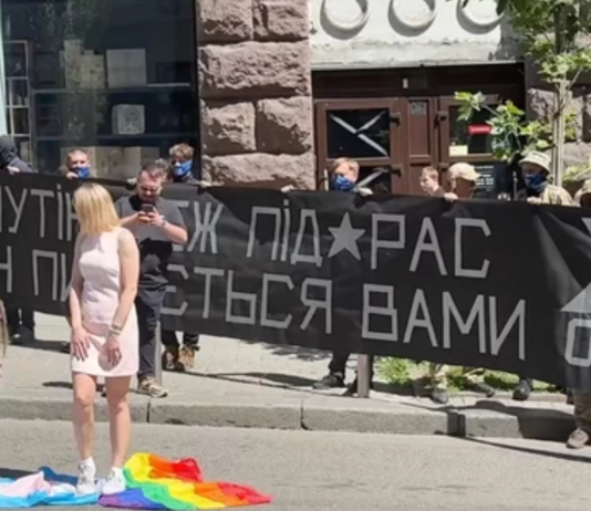Топтала флаг: девушку, выступившую против прайда в Киеве, уволили с работы