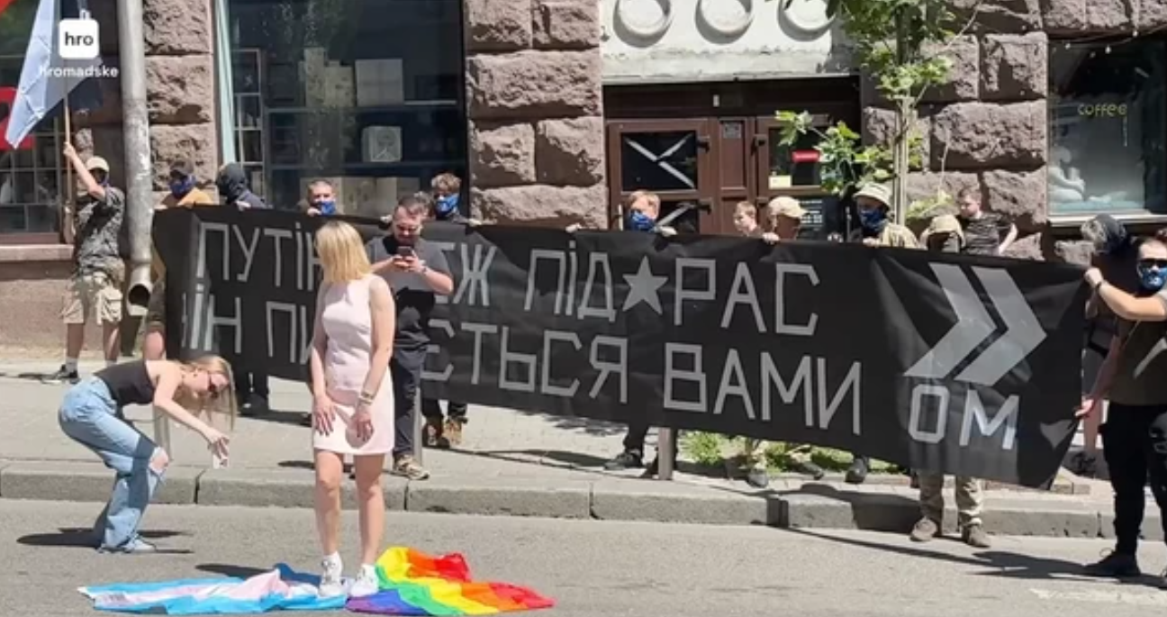 Топтала флаг: девушку, выступившую против прайда в Киеве, уволили с работы