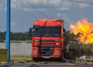Россия ударила дроном по заправке на юге Одесщины: вспыхнул газовоз