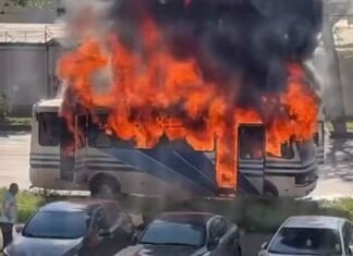 В Одессе пассажиры самостоятельно спасались с рейсового автобуса, вспыхнувшего посреди дороги