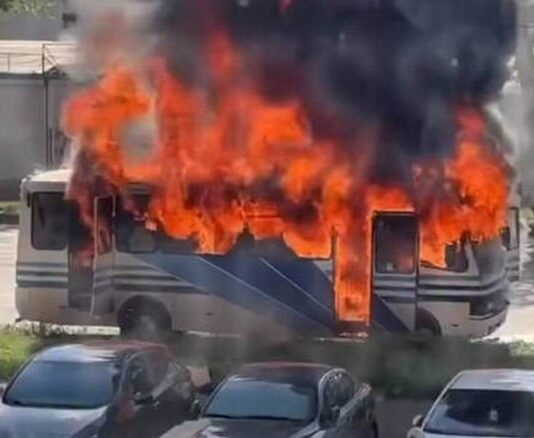 В Одессе пассажиры самостоятельно спасались с рейсового автобуса, вспыхнувшего посреди дороги