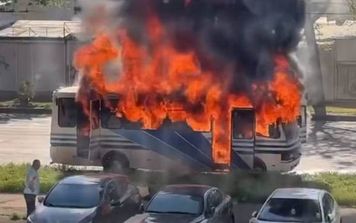 В Одессе пассажиры самостоятельно спасались с рейсового автобуса, вспыхнувшего посреди дороги
