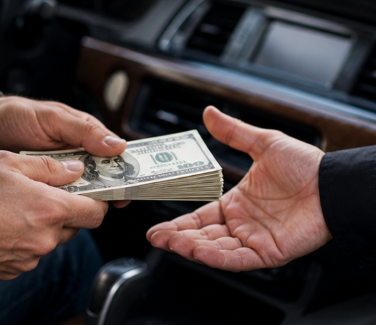 Следователь из Одесской области требовал $7800 за дело о ДТП: какой приговор вынес суд