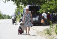 Международная помощь переселенцам в Украине сократилась вдвое