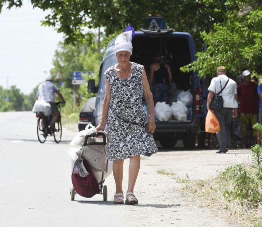 Международная помощь переселенцам в Украине сократилась вдвое